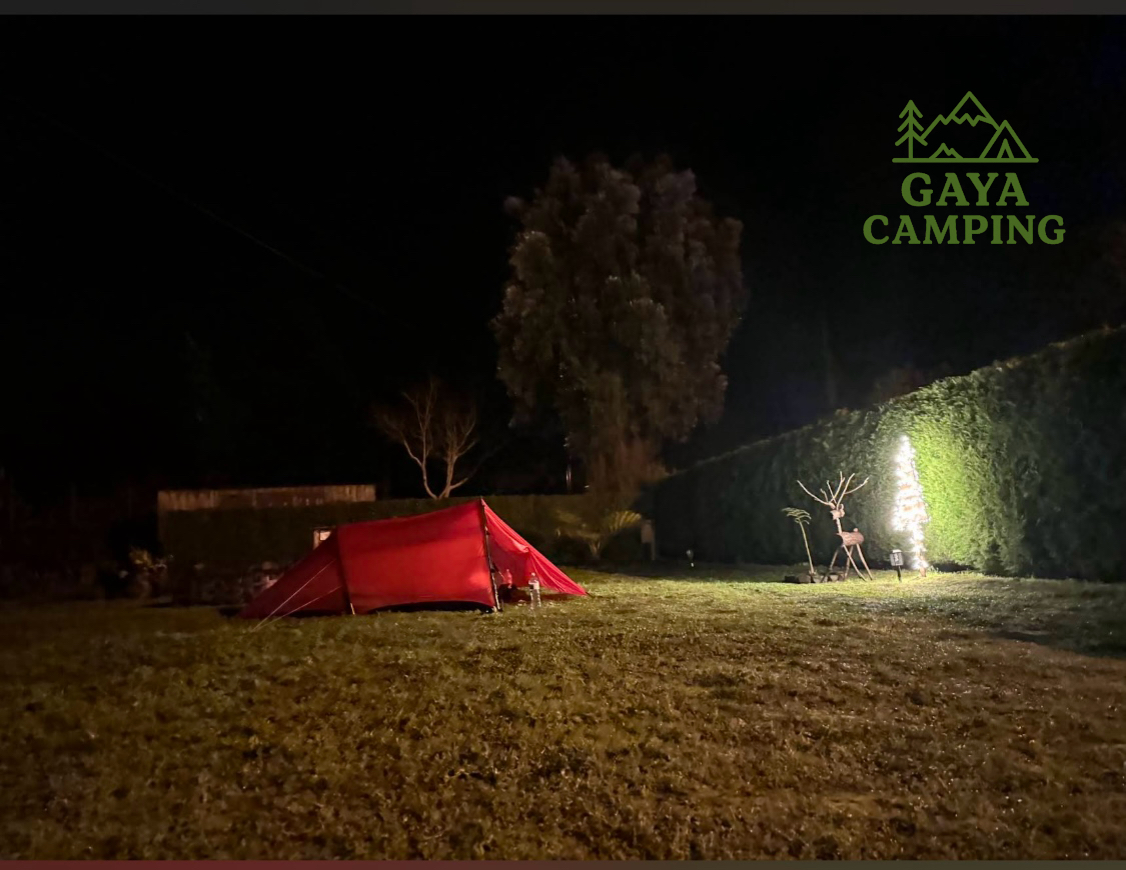 Tenda vermelha iluminada à noite