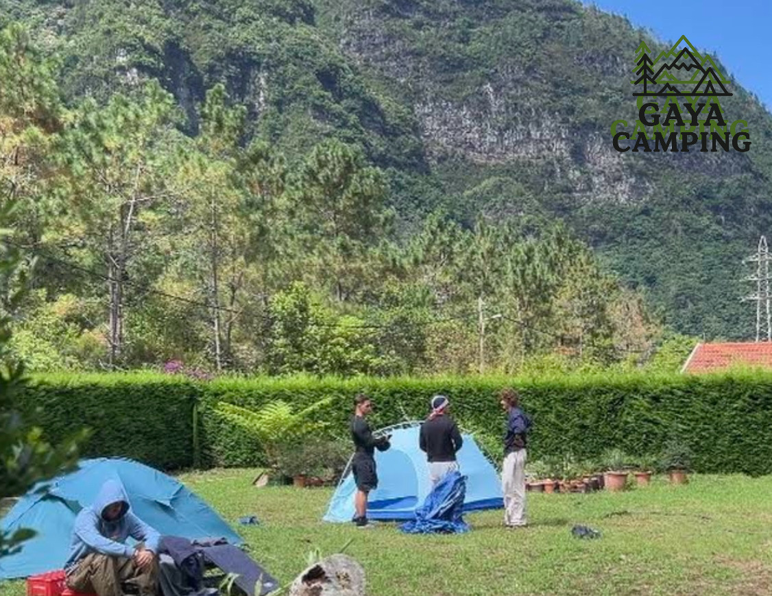 Acampamento com tendas azuis