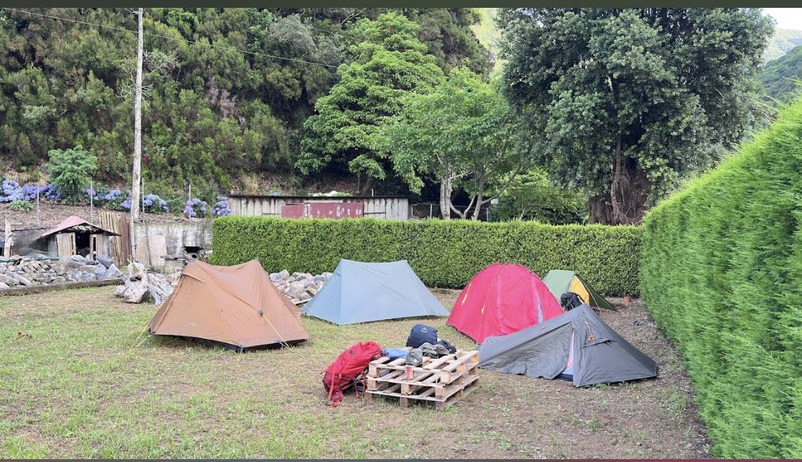 Tendas coloridas no acampamento